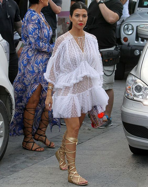 Um dos looks mais explorados nos desfiles vem sendo os vestidos românticos, volumosos e, ao mesmo tempo, superleve. O tule é protagonista nessa trend já que consegue trazer (sem pesar) esse visual "bolo de noiva" almejado pelas fashionistas atualmente.